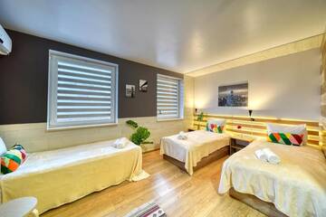 Фото номера Трехместный номер Делюкс Апарт-отели Fox Rooms Aparthotel г. Стара-Загора 4