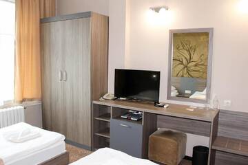 Фото номера Двухместный номер Делюкс с 2 отдельными кроватями Отель Hotel Ezeroto г. Стара-Загора 5