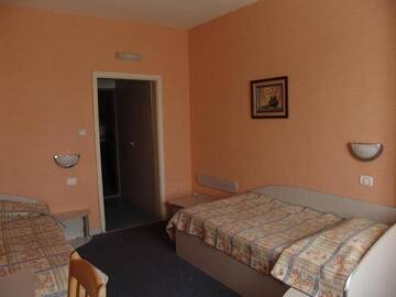 Фото номера Двухместный номер с 2 отдельными кроватями Отель Hotel Zheleznik г. Стара-Загора 6