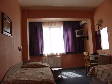 Фото номера Двухместный номер с 2 отдельными кроватями Отель Hotel Zheleznik г. Стара-Загора 9